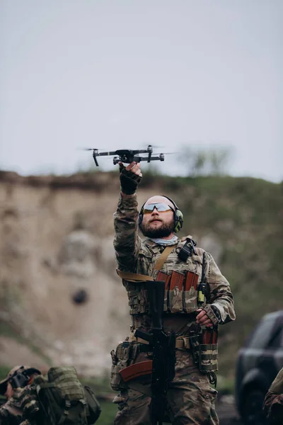 Uzbrojony Ukraiński Wojskowy Trzymający Drona — Zdjęcie stockowe