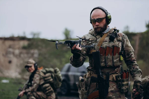 Egy Csapat Ukrán Katona Egy Drónnal — Stock Fotó