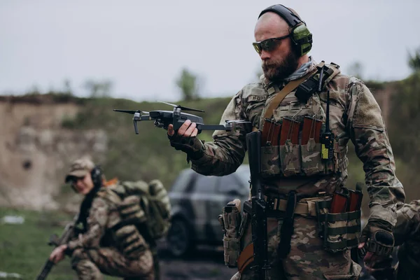 Két Ukrán Katona Gyakorol Egy Drónnal — Stock Fotó
