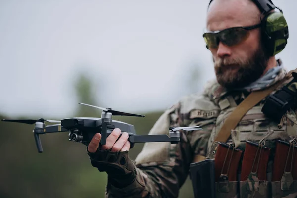 Soldat Ukrainien Utilisant Drone Pour Renseignement Aérien — Photo