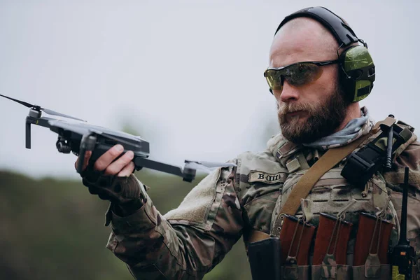 Portret Ukraińskiego Żołnierza Wywiadu Lotniczego Trzymającego Drona — Zdjęcie stockowe