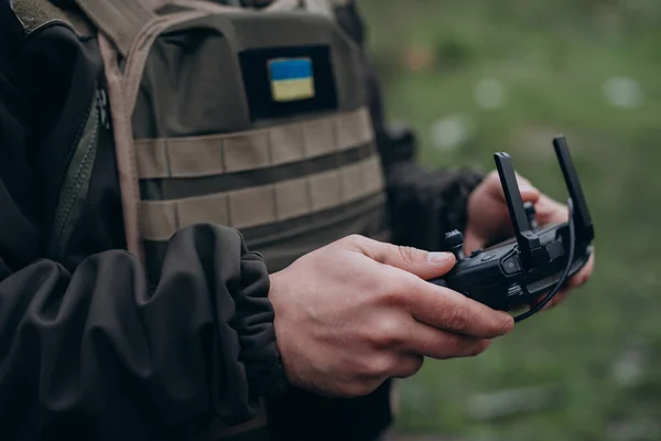 Крупный План Украинского Военного Контролирующего Беспилотник — стоковое фото