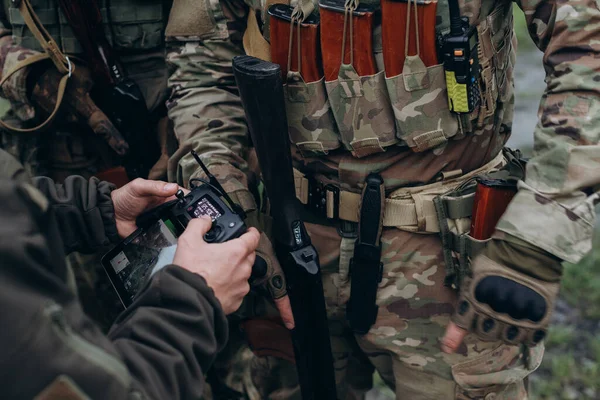 乌克兰军队用平板机控制无人驾驶飞机 — 图库照片