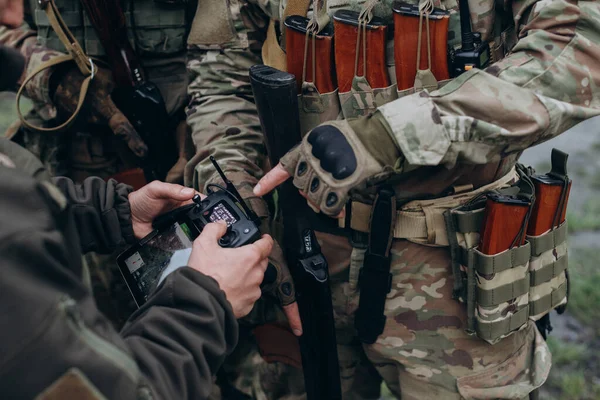 Ukrainian Military Coordinating Drone Battle — Stock Photo, Image