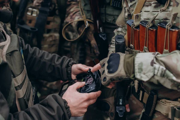 战斗期间协调无人驾驶飞机的乌克兰士兵 — 图库照片
