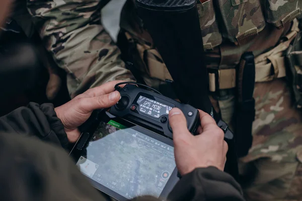 Operatore Drone Ucraino Che Lavora Con Tablet — Foto Stock