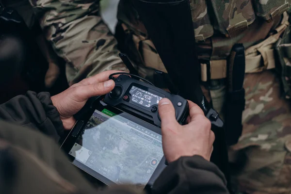 Gruppe Ukrainske Militære Som Bruker Nettbrett Styre Dronen – stockfoto