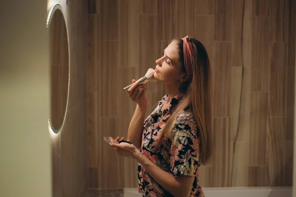 Sarışın Kız Aynanın Önünde Makyaj Yapıyor — Stok fotoğraf