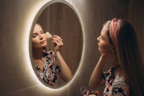 Menina Loira Fazendo Maquiagem Frente Espelho — Fotografia de Stock