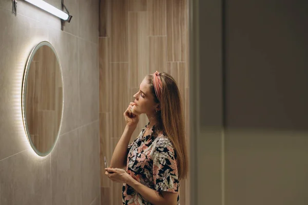 Sarışın Kız Aynanın Önünde Makyaj Yapıyor — Stok fotoğraf