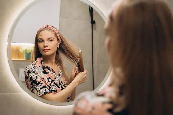 Menina Loira Pentear Cabelo Frente Espelho — Fotografia de Stock