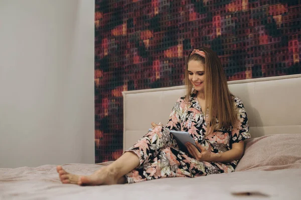Blond Meisje Werkt Aan Een Tablet Bed — Stockfoto
