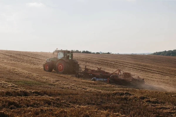 Современный Трактор Тяжелой Дисковой Бороной Вспахивает Пшеничное Поле Закате — стоковое фото