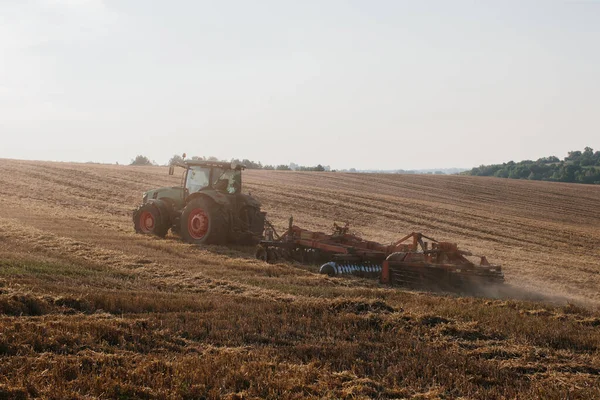 Modern Tractor Heavy Trailed Disc Harrow Plows Wheat Field Sunset — Stock Photo, Image