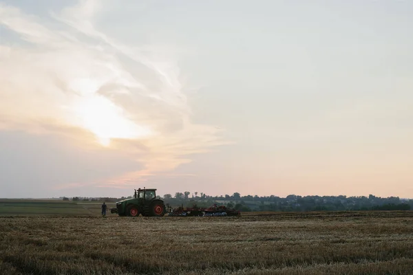 Ein Moderner Traktor Mit Einer Schweren Scheibenegge Pflügt Bei Sonnenuntergang — Stockfoto