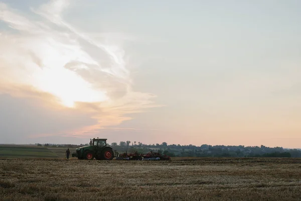Ein Moderner Traktor Mit Einer Schweren Scheibenegge Pflügt Bei Sonnenuntergang — Stockfoto