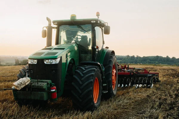 Närbild Foto Modern Grön Traktor Med Röd Tallriksplog Som Arbetar — Stockfoto