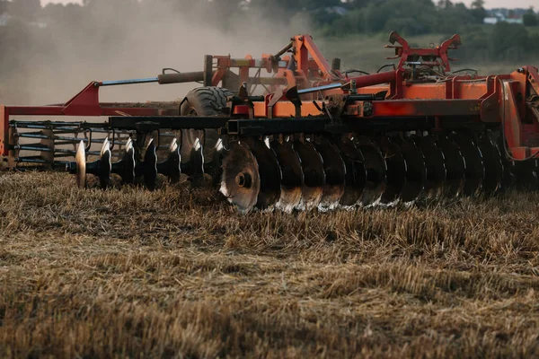 Ein Traktor Mit Großer Scheibenegge Für Die Bodenbearbeitung Arbeitskonzept Der — Stockfoto