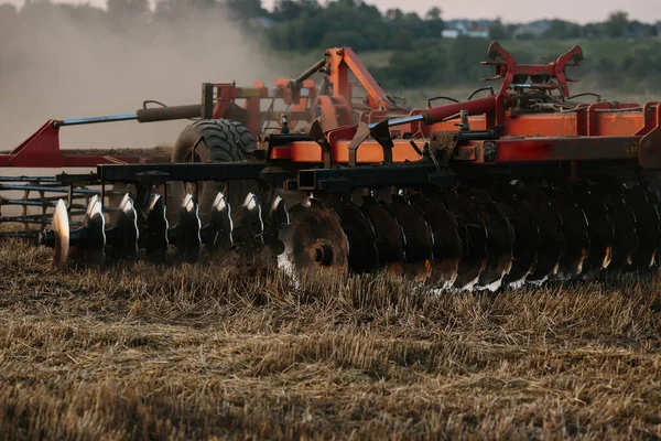 Ekinler Için Büyük Bir Disk Tırnağı Olan Bir Traktör Çiftçi — Stok fotoğraf