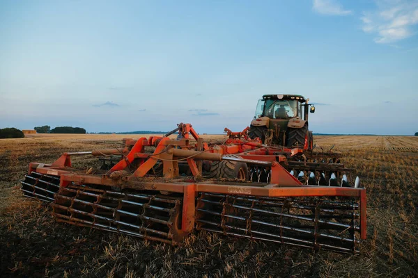 Ein Traktor Mit Großer Scheibenegge Für Die Bodenbearbeitung Arbeitskonzept Der — Stockfoto