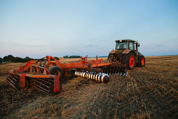 Traktor Med Stor Tallriksharv För Bearbetning Jordbrukare Arbetskoncept — Stockfoto