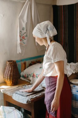 Ukraynalı bir kadın ekmek pişirmek için mangır hazırlıyor..