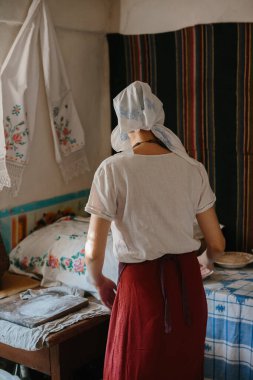 Ukrayna geleneksel köy evi. Bir kadın ekmek pişirmek için para hazırlar..