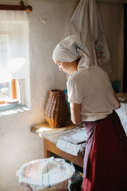 Ukrayna geleneksel köy evi. Bir kadın ekmek pişirmek için para hazırlar..