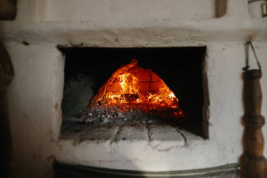 Ukrayna geleneksel fırını burada. Fırında odun yanıyor, ekmek pişirmeye hazırlanıyor..