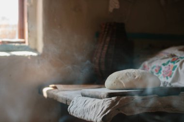 Tahta bir masada çiğ ekmek..