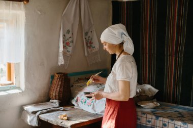 Yumurta çırpma işlemi. Ekmek pişirme konsepti.