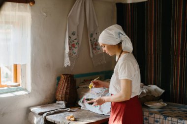 Yumurta çırpma işlemi. Ekmek pişirme konsepti.