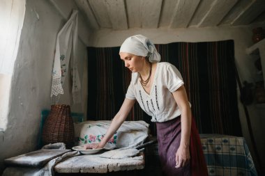 Ahşap fırınlarda ev yapımı ekmek pişirme işlemi.