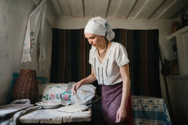 Ahşap fırınlarda ev yapımı ekmek pişirme işlemi.
