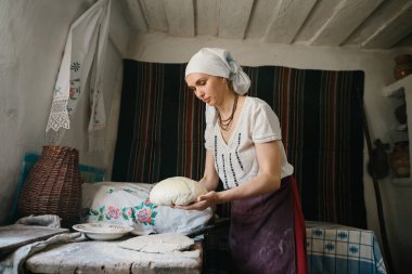 Ahşap fırınlarda ev yapımı ekmek pişirme işlemi.