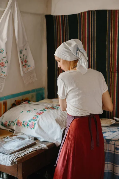 Ukrayna geleneksel köy evi. Bir kadın ekmek pişirmek için para hazırlar..