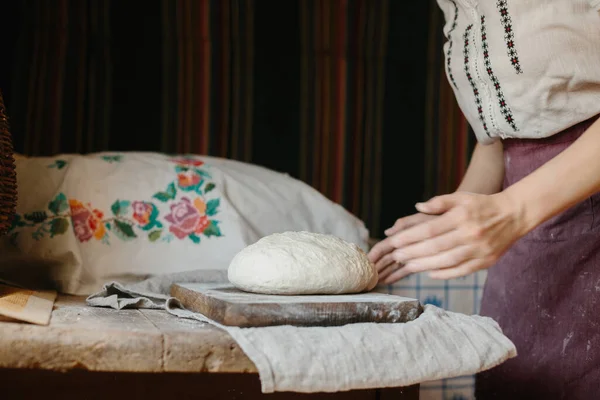 Μια Γυναίκα Εθνικό Ουκρανικό Κέντημα Ζυμώνει Ζύμη Για Ψωμί — Φωτογραφία Αρχείου