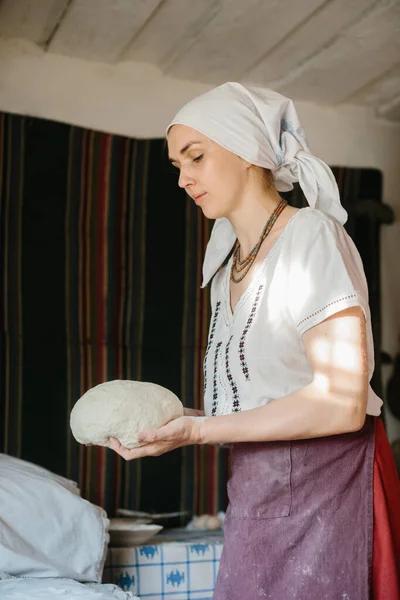 Una Mujer Con Vestido Bordado Ucraniano Sostiene Una Barra Pan — Foto de Stock