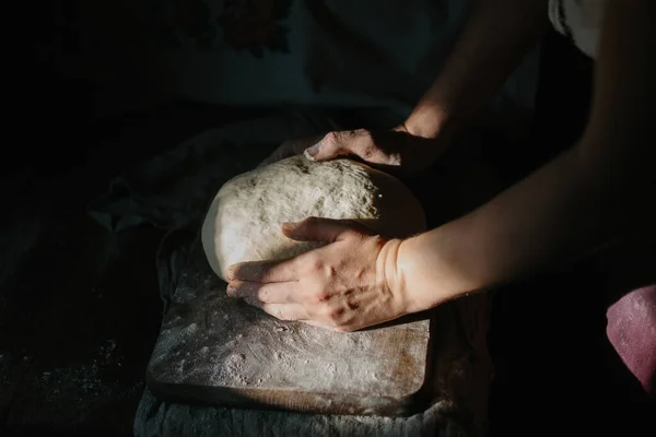 Woman Traditional Ukrainian Clothing Kneads Bread Dough — Stock Photo, Image