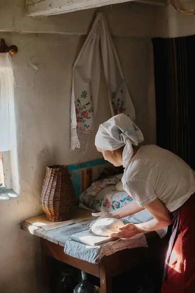 Uma Mulher Roupas Tradicionais Ucranianas Amassa Massa Pão — Fotografia de Stock