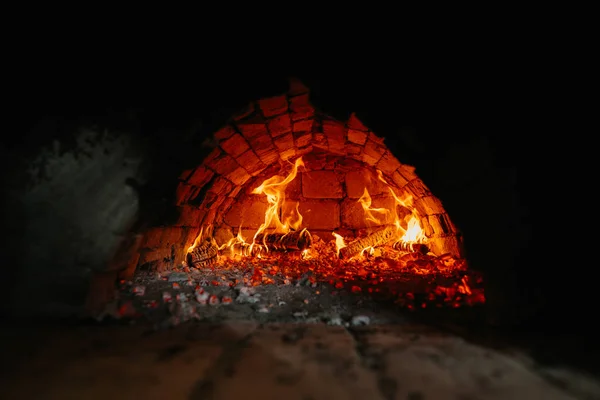 Ουκρανικό Παραδοσιακό Φούρνο Στο Σπίτι Καυσόξυλα Καίγεται Στο Φούρνο Προετοιμασία — Φωτογραφία Αρχείου