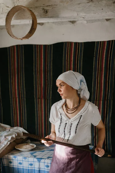 Ukrayna Ulusal Giysili Bir Kadın Odun Sobasının Yanında Çalışıyor Geleneksel — Stok fotoğraf