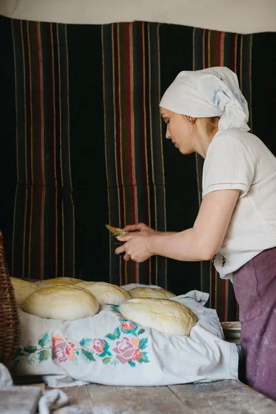 Proces Pečení Tradičního Ukrajinského Chleba Pekař Rozmazává Syrové Bochníky Chleba — Stock fotografie