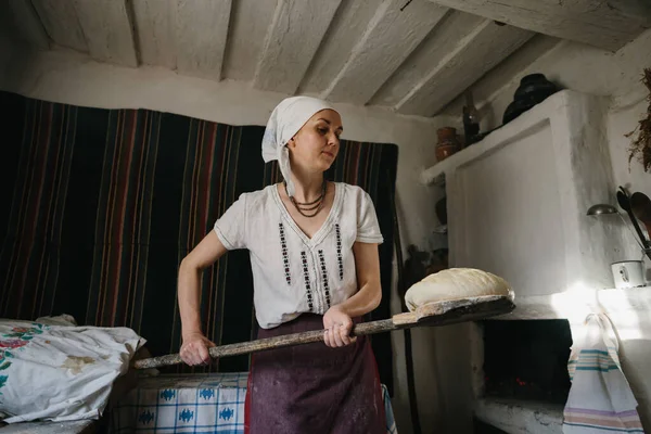 Kvinne Nasjonal Ukrainsk Kjole Setter Brød Vedovn – stockfoto