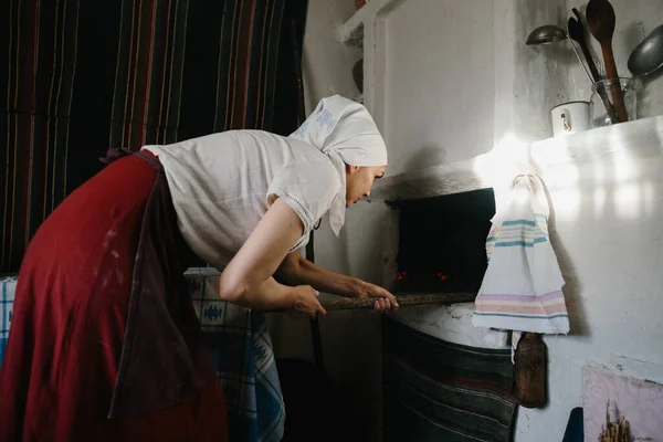 Uma Mulher Vestido Nacional Ucraniano Trabalha Perto Fogão Lenha Processo — Fotografia de Stock
