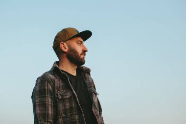 Gün batımında buğday tarlasında bir çiftçi. Bir tarım uzmanı buğday tarlasını inceliyor. Yeni mahsul yetiştirme kavramı.