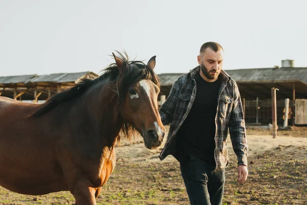 Jovem Agricultor Trabalha Com Cavalos Fazenda — Fotografia de Stock