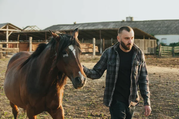 Een Jonge Boer Werkt Een Paddock Met Paarden Een Jongeman — Stockfoto