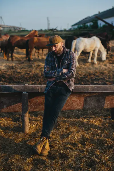 Retrato Jovem Trabalhador Agrícola Fundo Uma Cerca Com Cavalos Jovem — Fotografia de Stock