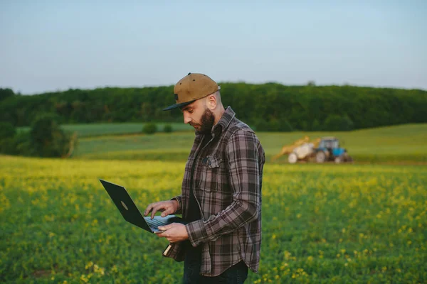 Úspěšný Farmář Svým Polem Použití Chytré Technologie Pro Pěstování Rozvoj — Stock fotografie